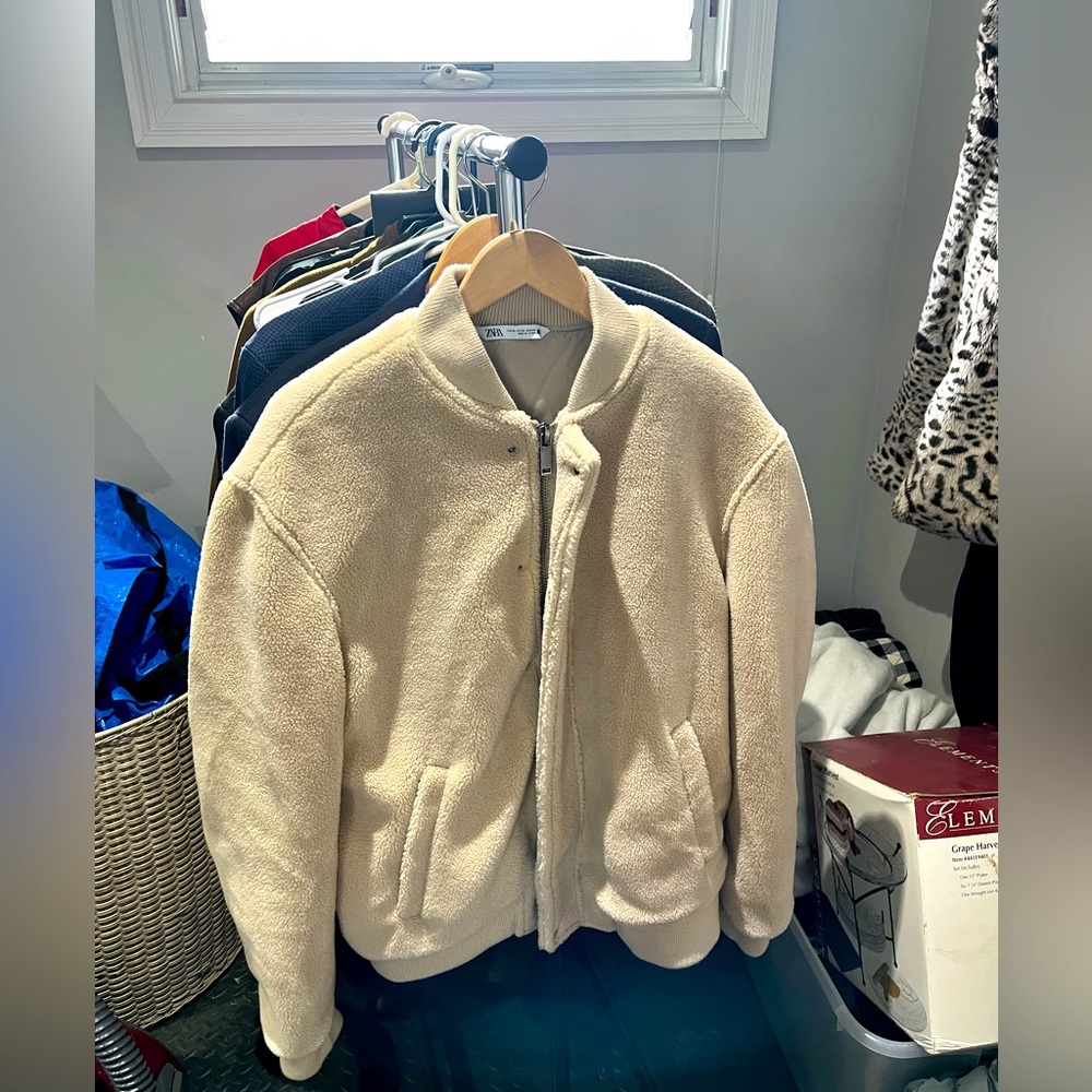 Zara fleece bomber jacket lightly used. XL IS NOT TRUE SIZE, FITS WOMENS MEDIUM